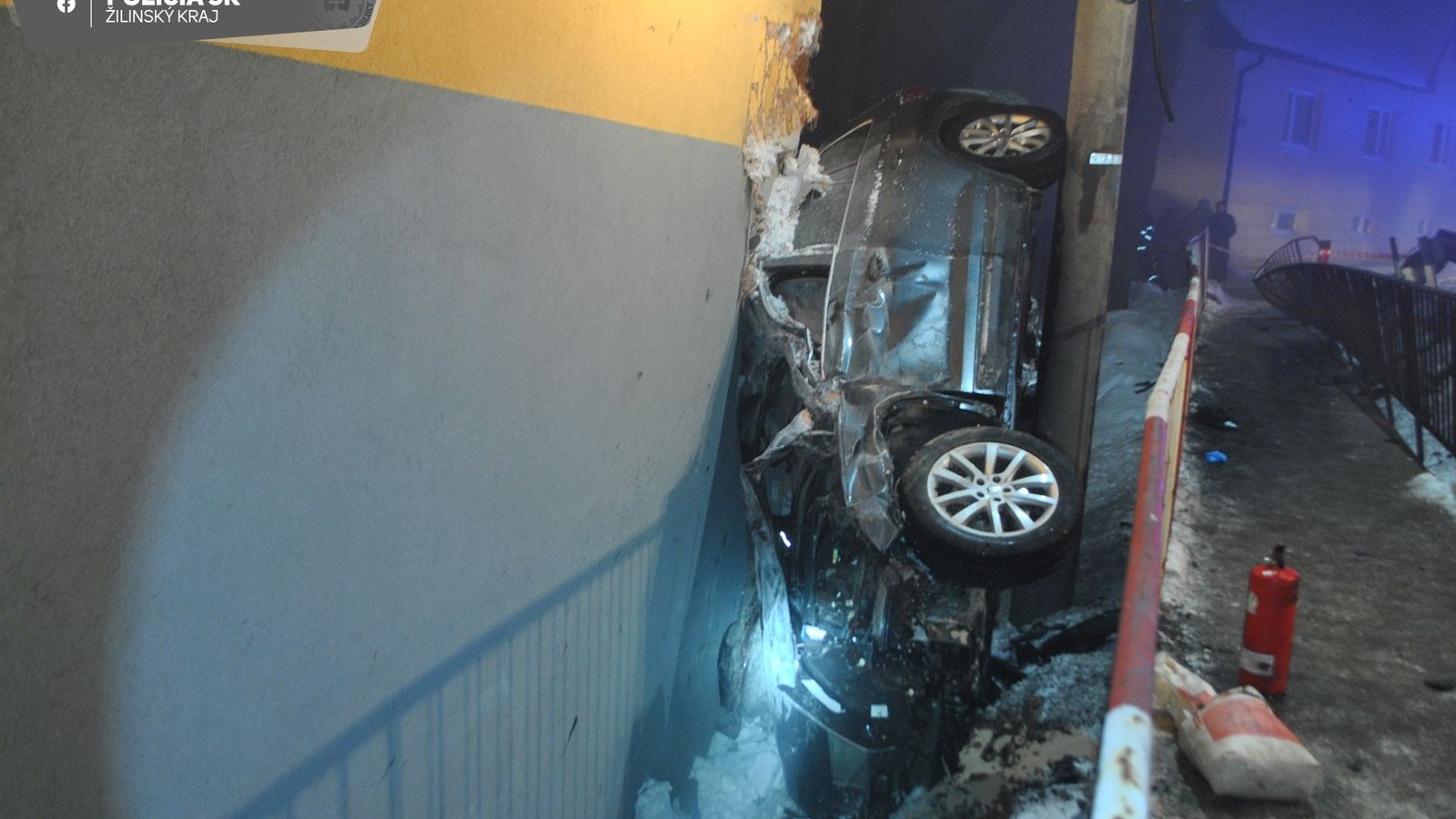 П’яний водій на Ораві не впорався з керуванням, авто застрягло між будинком та бетонним стовпом