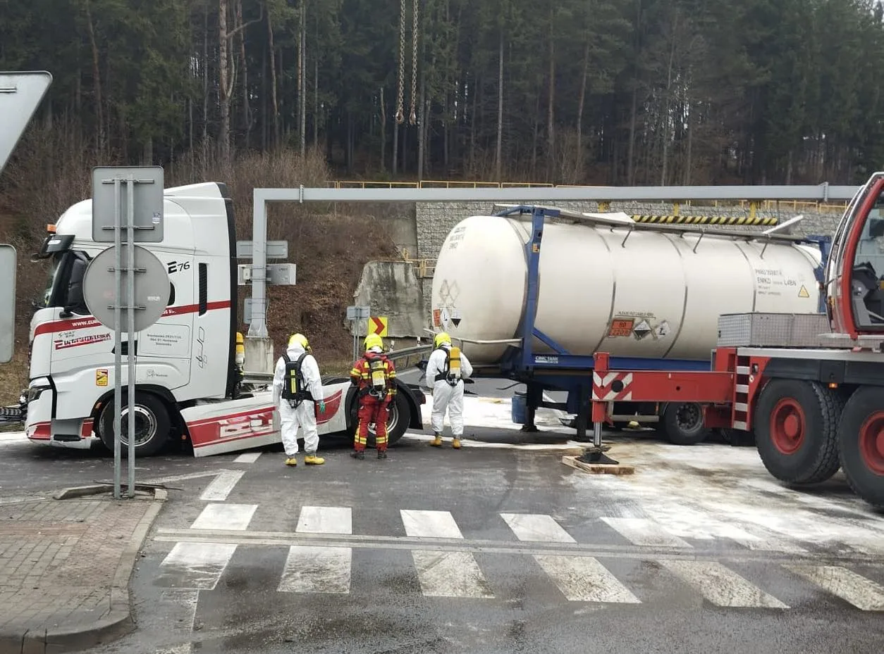 Хімічна небезпека на дорозі: у Жилінському краї ліквідовують наслідки аварії вантажівки