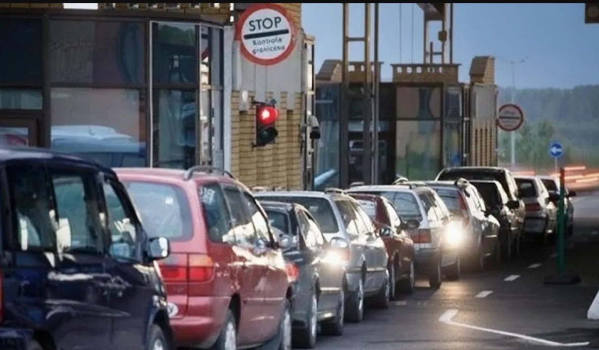 На кордоні зі Словаччиною критичні черги: тисячі українців застрягли по дорозі додому на свята