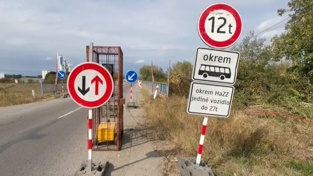 Через закриті мости поблизу Міхаловце та Імеля водії змушені робити об'їзд
